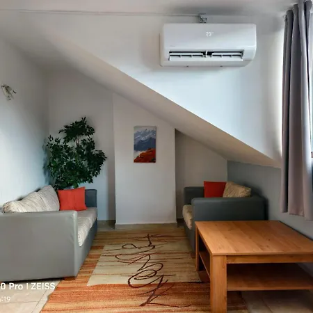 アパート Lara's Cosy 200 M From Lift *