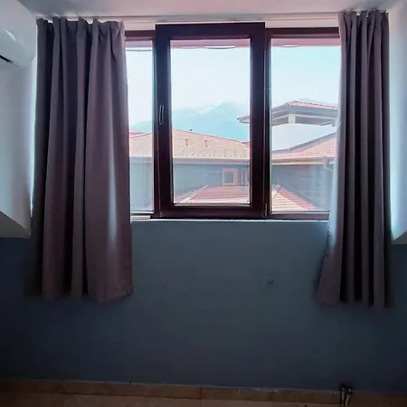 Lara's Cosy 200 M From Lift アパート バンスコ